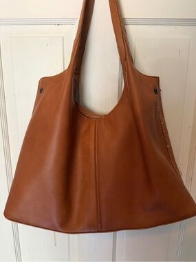 Everyday Leather Shoulder Bag in Cognac